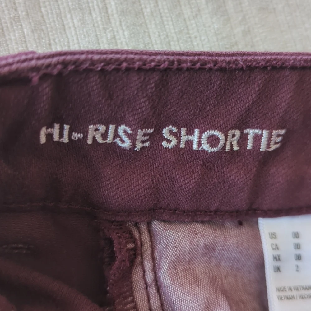 AEO Super Stretch Hi Rise Frayed Hem Shortie Cut Off Mom Shorts 00 Burgundy - Picture 4 of 13